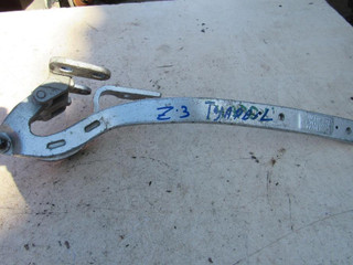 петля крышки багажника Volkswagen Touareg 1 поколение 2004, 3.0 л., дизель, внедорожник 5 дв., 7L6827301B