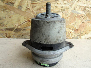 подушка крепления двигателя Volkswagen Touareg 1 поколение 2007, 4.2 л., BAR, бензин, внедорожник 5 дв., 7L6199131A