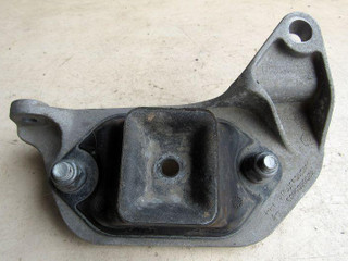 подушка крепления КПП Renault Duster 1 поколение 2012, 2.0 л., бензин, внедорожник 5 дв., 8200805803