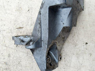 кронштейн двигателя Volkswagen Touareg 2 поколение 2011, 3.0 л., дизель, внедорожник 5 дв., 7L8199307F