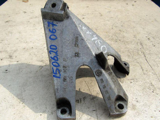 кронштейн двигателя Audi A4 B7 2004, 3.0 л., BBJ, бензин, седан, 8E0199307F