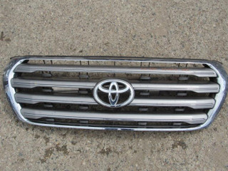 решетка радиатора Toyota Land Cruiser 11 поколение J200 2011, 4.0 л., бензин, АКПП, внедорожник 5 дв.