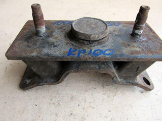 подушка крепления КПП Toyota Land Cruiser 10 поколение J100 1998, 4.2 л., 1H-Z, дизель, внедорожник 5 дв.