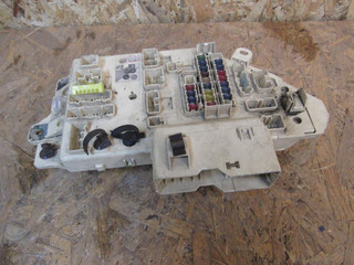 блок предохранителей Toyota Land Cruiser 10 поколение J100 2002