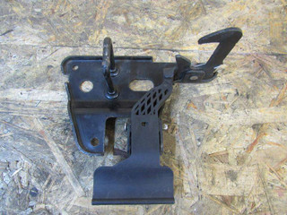 захватный крюк капота Audi A6 4F/C6 2006, 4F0823480