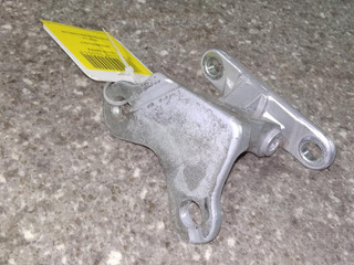 петля двери Mitsubishi Colt 6 поколение (Z20/Z30) 2007