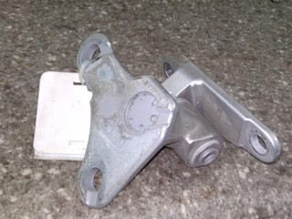 петля двери Mitsubishi Colt 6 поколение (Z20/Z30) 2007