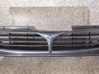 решетка радиатора Mitsubishi Space Wagon 2 поколение (Typ N30/N40) 1996
