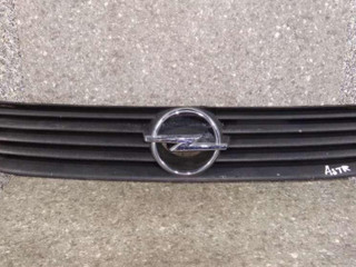 решетка радиатора Opel Astra G 1999, 90588120