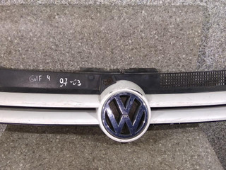 решетка радиатора Volkswagen Golf 4 поколение (1997 - 2006), 1J0853655D