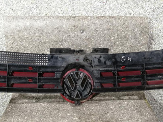 решетка радиатора Volkswagen Golf 4 поколение (1997 - 2006), 1J0853651B, 1J0853655A