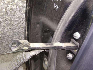 ограничитель открывания двери Toyota Auris 1 поколение 2009