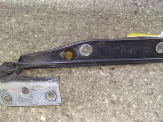 петля капота левая Audi A6 4A/C4 1996