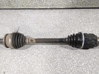 полуось передняя левая (приводной вал, ШРУС) Toyota Verso 1 поколение (2009 - 2013), 2.0 л., D-4D, 6МКПП