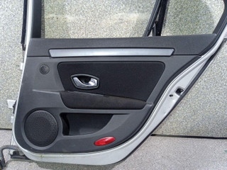 обшивка двери задняя правая Renault Laguna 3 поколение 2009