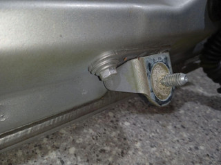 петля крышки багажника Renault Laguna 3 поколение 2009
