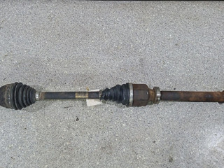 полуось передняя правая (приводной вал, ШРУС) Renault Megane 2 поколение 2003, 1.6 л., i, бензин, МКПП, 8200264665