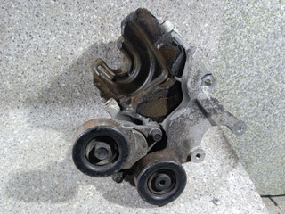 кронштейн компрессора кондиционера Hyundai Trajet 1 поколение (2000 - 2004), 2.0 л., CRDi, дизель