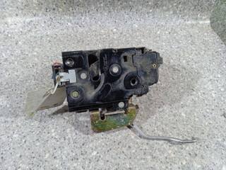 замок двери передней правой Audi A6 4B/C5 (1997 - 2001), 4B1837016D