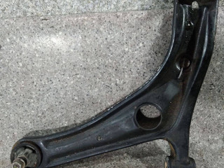 рычаг передний левый Toyota Yaris P1 (1999 - 2003), 1.4 л., D-4D, дизель