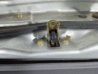 ограничитель открывания двери Nissan Almera Tino V10 [рестайлинг] (2003 - 2006)