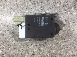 активатор замка багажника Toyota Avensis 1 поколение (T220) (1997 - 2000), седан, 69150-05010