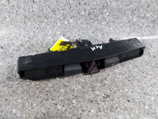 кнопка аварийной сигнализации Opel Astra H (2004 - 2007), 13100105