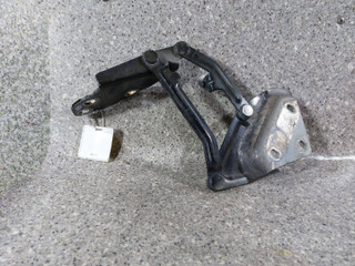 петля капота левая Volkswagen Touareg 1 поколение (2002 - 2007), 7L6823301