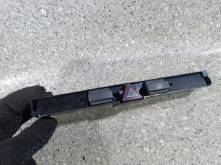 кнопка аварийной сигнализации Opel Astra H (2004 - 2007), 13100105