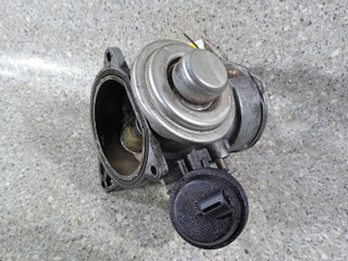 заслонка дроссельная Volkswagen Touareg 1 поколение (2002 - 2007), 2.5 л., TDi, BAC, дизель, МКПП, полный привод, 070128073