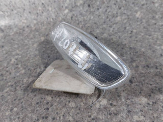 повторитель поворота на крыле левый Peugeot 207 1 поколение (2006 - 2009)