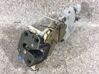 замок двери передней правой Nissan Almera N16 2003