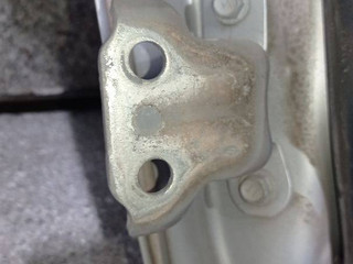 петля двери Toyota Yaris XP9 (2005 - 2009), хетчбэк 5 дв.