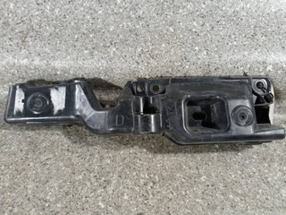 крепление ( кронштейн ) крыла Renault Scenic 3 поколение (2009 - 2012), 631223715R