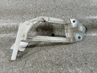 петля капота левая Volkswagen Caddy 3 поколение (2004 - 2010), 1T0823301B