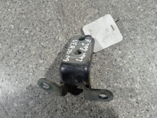 петля двери Toyota Verso 1 поколение 2011