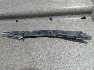 крепление ( кронштейн ) крыла Citroen C4 Picasso 1 поколение (2006 - 2013), 9656671080