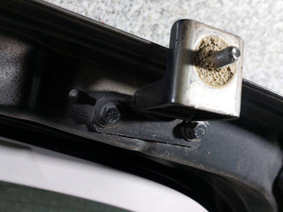 петля крышки багажника Renault Scenic 3 поколение (2009 - 2012)