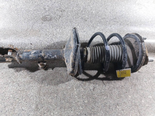 стойка передняя левая Toyota RAV4 2 поколение (XA20) (2000 - 2003), 2.0 л., D-4D, полный привод