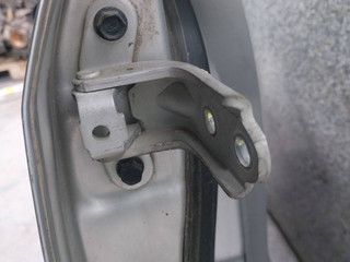 петля двери Kia Carens 2 поколение (2006 - 2013)