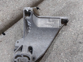 кронштейн двигателя Audi A6 4A/C4 (1994 - 1997), 2.5 л., TDi