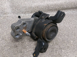 подушка крепления двигателя Toyota Verso 1 поколение (2009 - 2013), 2.0 л., D-4D