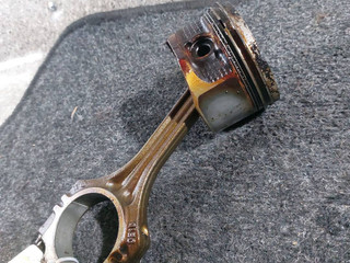 шатун Volkswagen Golf 4 поколение (1997 - 2006), 1.6 л., i, AZD, бензин, 5МКПП