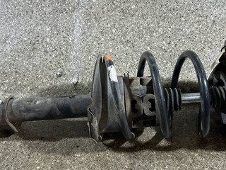 стойка передняя левая Renault Scenic 1 поколение (1996 - 1999), 1.6 л., i, бензин, 7700430760