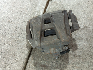 суппорт передний правый Volkswagen Tiguan 1 поколение (2007 - 2011), 2.0 л., TDi, CBAB, дизель, АКПП, полный привод