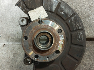 ступица передняя левая Volkswagen Passat B6 (2005 - 2010), 2.0 л., TDi, дизель