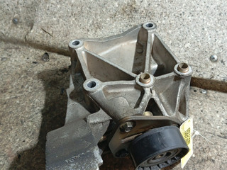 кронштейн компрессора кондиционера Rover 400 Series 2 поколение (HH-R) (1995 - 2000), 1.6 л., 16 K4F, бензин, МКПП, YLU102440