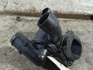 корпус термостата Volkswagen Tiguan 1 поколение (2007 - 2011), 2.0 л., TDi, CBAB, дизель, АКПП, 03L121111AC
