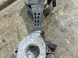Натяжитель ремня агрегатов Peugeot 207 1 поколение (2006 - 2009), 1.4 л., 8FS (EP3), бензин, МКПП, V75488488007