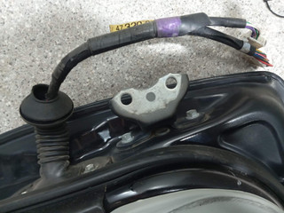 петля двери Toyota Prius 3 поколение (2009 - 2011)